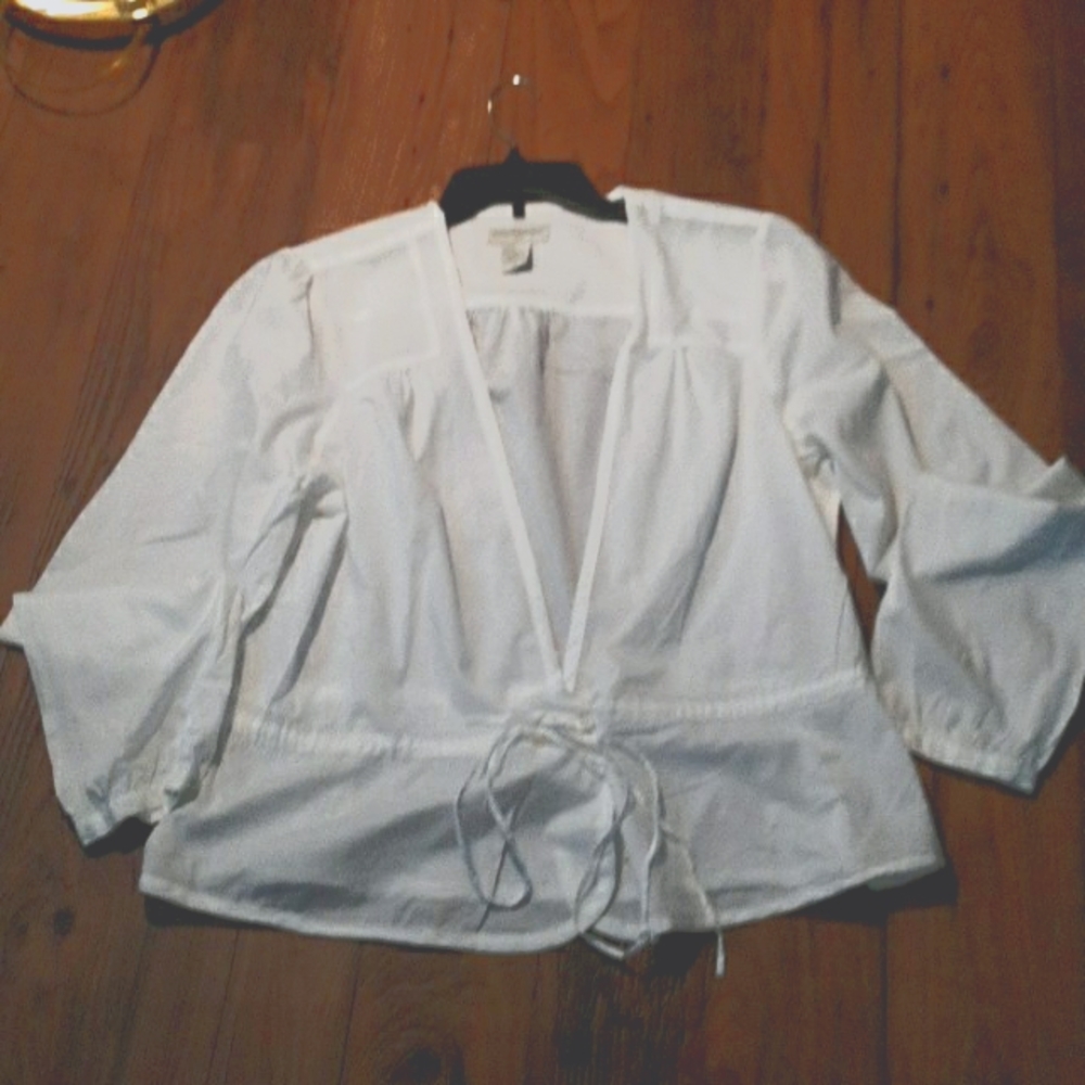 Banana  Republic  long sleeve  white top 100% cotton.  Open V-neck front.